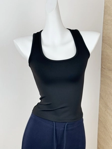 Détail d'un débardeur noir ajusté à dos nageur présenté sur un mannequin de couture féminin