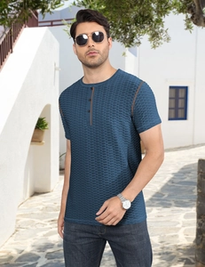 Dettaglio della maglia henley blu navy in tessuto a nido d'ape con colletto a bottoni e texture