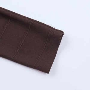 Détail de la robe bandage marron foncé montrant la maille serrée et les finitions du bord