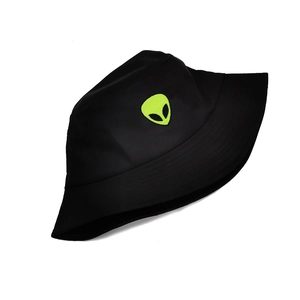 Vue détaillée de la broderie tête d'alien verte sur un chapeau bob en coton noir