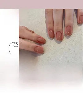 Französische Press-on-Nägel mit nude-rosa Farbverlauf und Goldliniendesign, Modell JP1951