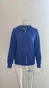 Dettaglio della trama in maglia a coste blu della felpa con zip e cordoncino regolabile