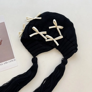 Japanische süße Strickmütze in Schwarz mit cremefarbenen Schleifen und Quasten