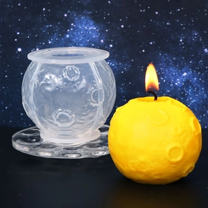 Vista dettagliata dello stampo in silicone a luna con crateri e candela gialla finita
