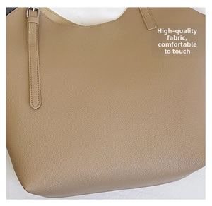 Dettaglio borsa tote kaki con pelle grana litchi e fibbia in metallo regolabile