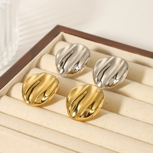 Minimalistische goud- en zilvergeplateerde titanium stalen oorknopjes met watergolftextuur