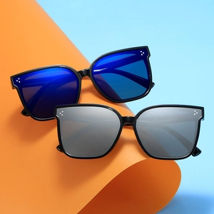 Occhiali da sole alla moda per bambini con montatura nera e lenti riflettenti blu