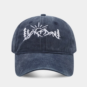 Cappellino da baseball blu navy in cotone lavato con ricamo montagna e stile vintage