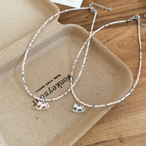 Détails de colliers en perles colorées avec pendentifs de petit poney en émail doux