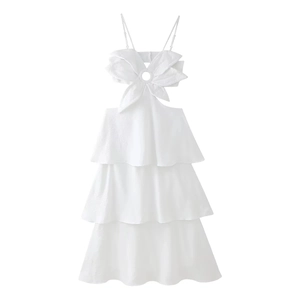 Détail d'une robe blanche à étages avec texture jacquard et nœud ajouré chic