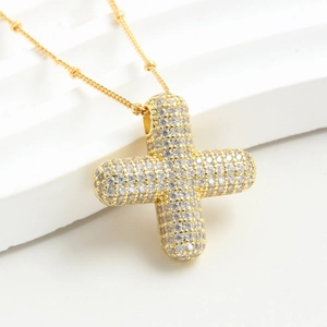 Collana con ciondolo a croce dorata con zirconi micro-pavé e finitura lucida