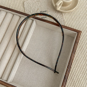 Detailed view of non-slip tortoise shell headband with fine texture and inner grip teeth