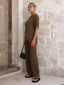 Ensemble tricoté marron avec haut à manches courtes et pantalon large pour femmes