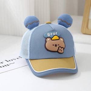 Detailaufnahme der Baby-Basecap mit Bärenohren, Netzgewebe und niedlichem Bären-Patch