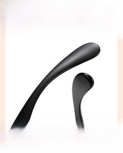 Détail des branches ergonomiques antidérapantes sur lunettes de soleil enfant noir brillant