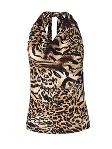 Detalle de top halter con estampado de leopardo, cuello fluido y cordones en la espalda
