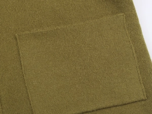 Dettaglio del tessuto a maglia verde oliva con design a tasca applicata rettangolare