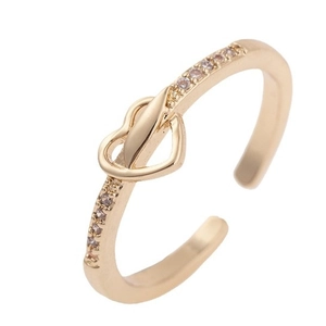 Minimalistischer verstellbarer Goldring mit Zirkonia-Herz auf weißem Hintergrund