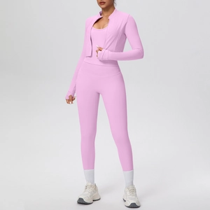 Dettaglio del set yoga rosa chiaro con giacca a zip e leggings attillati a vita alta