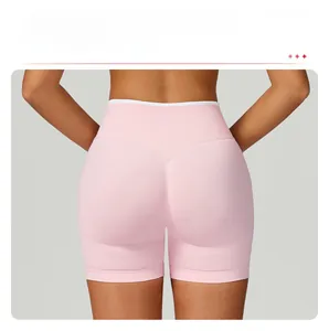 Dettaglio degli shorts rosa a vita alta senza cuciture con trama a coste ed effetto lifting