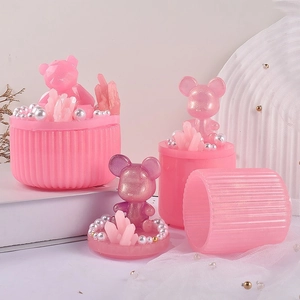Detalle del molde de resina rosa con rayas para tarro de joyas con oso y perlas finas