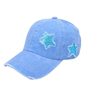 Dettaglio cappello baseball in denim lavato con stella di paillettes blu ed effetto vintage