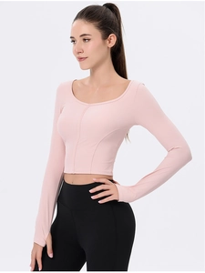 Detailaufnahme des rosa Yoga-Tops mit U-Ausschnitt und Daumenloch-Design am Ärmel