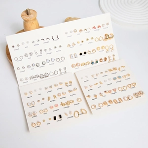 Detailansicht von 20 Paar Perlen- und Strass-Ohrstecker-Sets auf Display-Karten