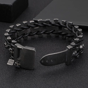 Bracelet industriel vintage en cuir tressé noir et acier vieilli avec motif de crâne