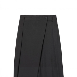 Pantalon noir pour femme avec taille croisée asymétrique et bouton au design minimaliste