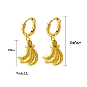 Macro view of shell-shaped earrings with dimension labels 30mm height and 2.4g weight