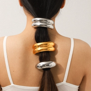 Minimalistische Haarringe in Gold und Silber am niedrigen Pferdeschwanz für Damen