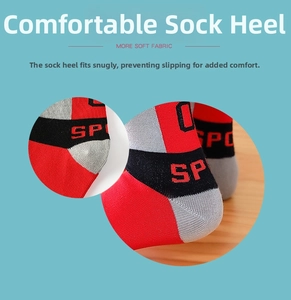 Detailaufnahme der bequemen verstärkten Ferse an Baumwoll-Sportsocken für Jungen