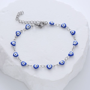 Detail der Evil Eye Herz-Anhänger an einem silbernen Edelstahlarmband mit Karabiner