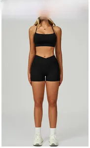 Détail de l'ensemble de sport noir avec short taille en V et brassière de sport