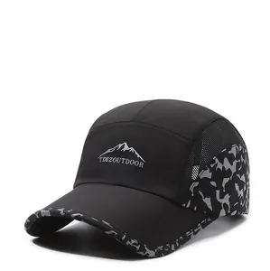 Détail d'une casquette pare-soleil avec mesh camouflage gris et logo TDIZOUTDOOR