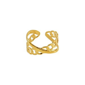 Détail d'une bague en titane plaqué or 18k avec chaîne Cuban évidée et anneau lisse
