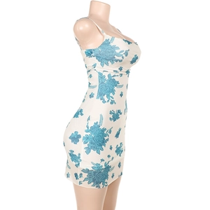 Detalle del estampado floral y los tirantes del mini vestido blanco con flores