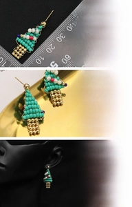 Detailed Christmas tree pearl earrings with 18K gold plating and size measurements