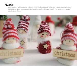 Gros plan de gnomes de Noël artisanaux avec bonnets tricotés et pancartes en bois