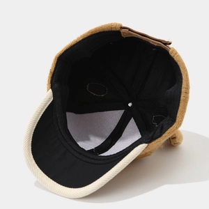 Détail de la casquette enfant en velours marron montrant la doublure et la sangle arrière