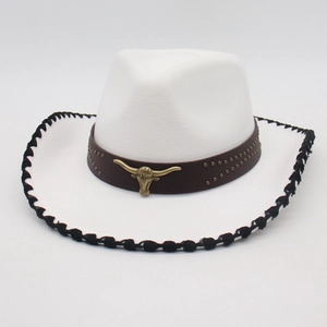 Sombrero vaquero blanco con banda de cuero de toro y borde de costura negra