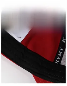 Detailansicht der roten Baseballkappe mit breitem schwarzem Schweißband und sauberer Naht