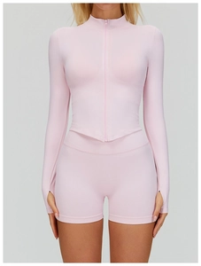 Détail de la manche d'une veste de yoga rose avec passe-pouce et texture côtelée