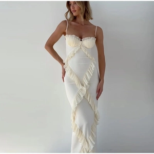 Robe caraco blanc crème moulante avec bordures à volants et silhouette sirène élégante