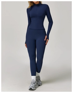 Vista dettagliata del set yoga blu navy con giacca con zip e fori per i pollici