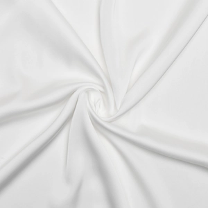 Nahaufnahme der eleganten weißen Satin-Stoffstruktur mit weichen Seidenfalten und Spiraldrapierung