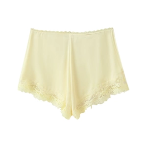 Détail du short d'intérieur en satin crème avec bordure en dentelle délicate