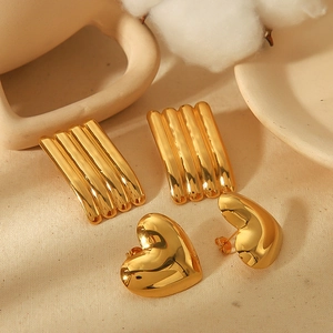 Orecchini a cuore e rettangolari a righe in acciaio inossidabile placcati oro 18k