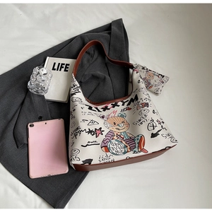 Détail du sac crème avec imprimé graffiti ours coloré et petit porte-monnaie assorti inclus